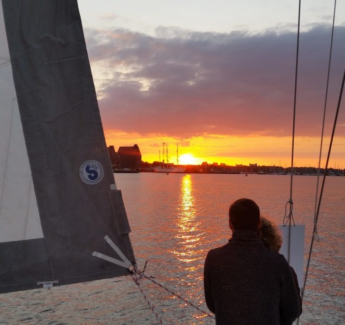 Sonnenuntergang unter Segeln in Stralsund