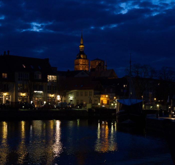 Segeltörn in den Sonnenuntergang. Segeln Stralsund, Ostsee