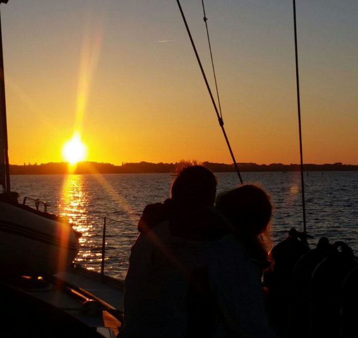 Segeltörn in den Sonnenunergang, Abendfahrt in Stralsund