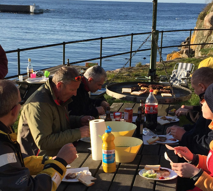 Grillplatz Christiansö mit Regattacrew am Tisch bei Sonnenschein. Segeltörn nach Bornholm.