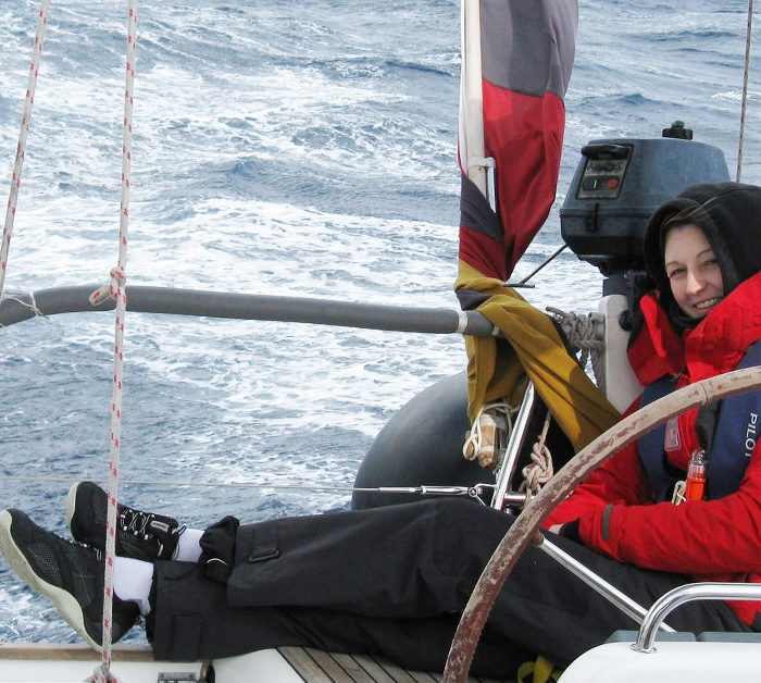 Segeltörn Ostsee im Herbst ab Stralsund. Co-Skipperin geht Ruder.