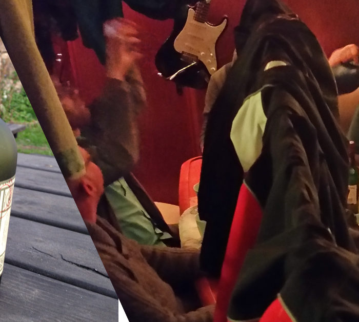 Nasses Ölzeug hängt zum Trocknen im Salon, Gäste sitzen im geheizten Salon dahinter und trinken Rum. Botucal .