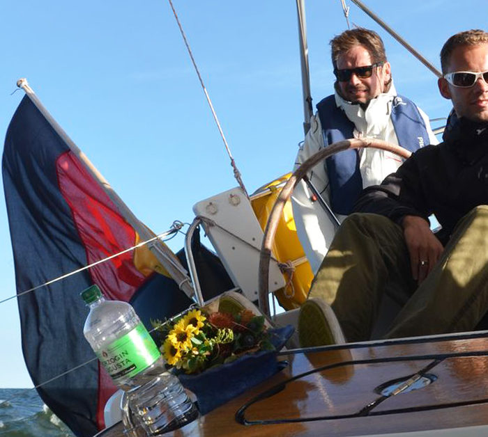 ;itsegeln Ostsee im Herbst. Am Wind, Schräglage, Blauer Himmel. Blick ins Cockpit