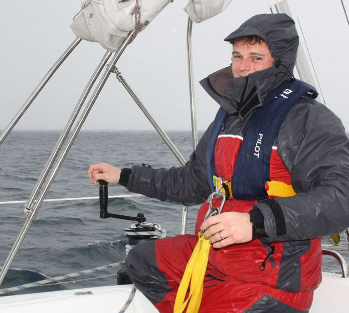 Vorschoter im Regen beim Segeltörn im November auf der Ostsee