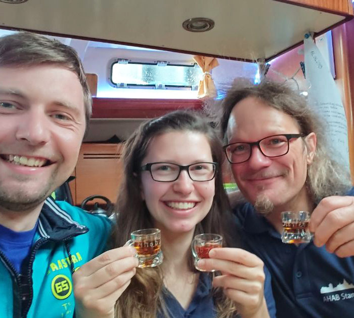 Unter Deck wird schon mal angestoßen. Rum für Crew und Gast.