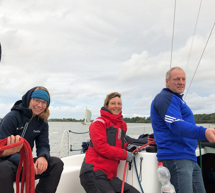Fast im Hafen. Crew an Deck im geschützten Revier von Hiddensee. Ostseesegeln.