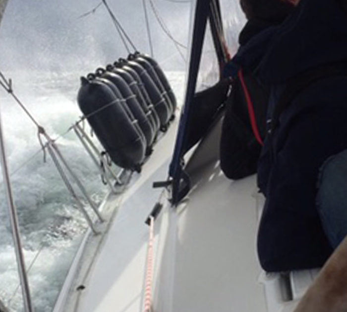 Am-Wind-Kurs auf der Ostsee im Herbst. Segeln vom Feinsten mit Schräglage.