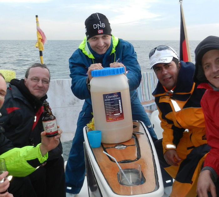 Die Siegprämie vom Vortag - der Eimer voll Mischung segelt mit über die Ostsee zur nächsten Etappe. Segeltörn im Herbst auf der Ostsee.