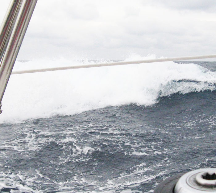 Segeltörn in der Ostsee im Herbst. brechende Wellen auf Raumschotskurs