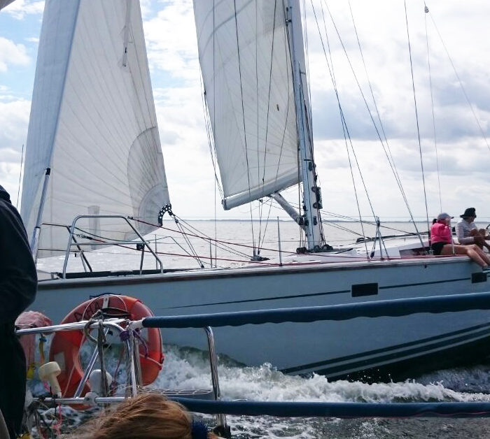 Regatta -Segeln auf der Ostsee. Deen Gegner fest im Griff