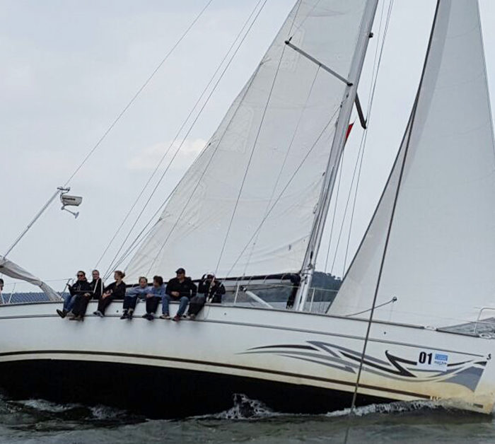 Ahab mit Schräglage beim Segeltörn auf der Ostsee kurz nach dem Start. Ein Teil der Crew auf der hohen Kante.
