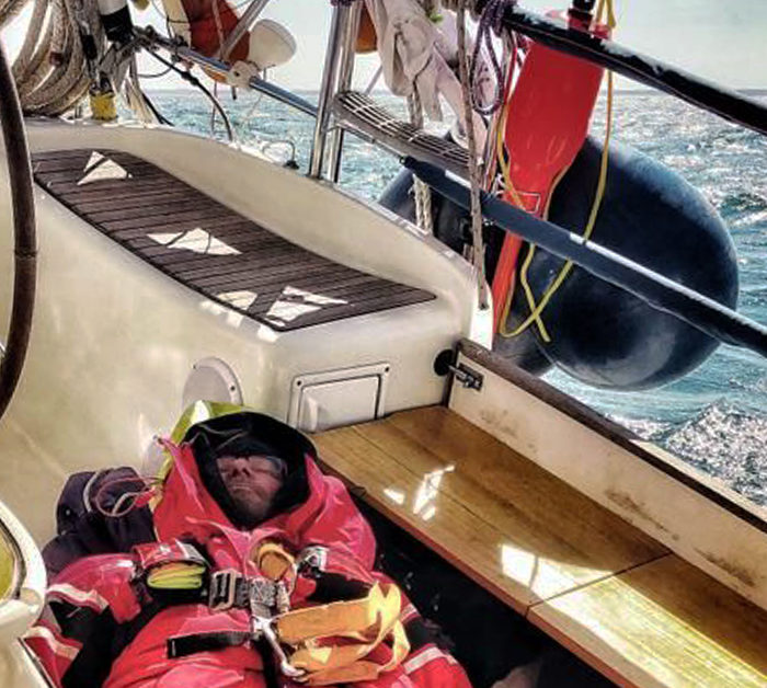 Autopilot beim Segeln auf der Ostsee. Skipper ruht sich aus.