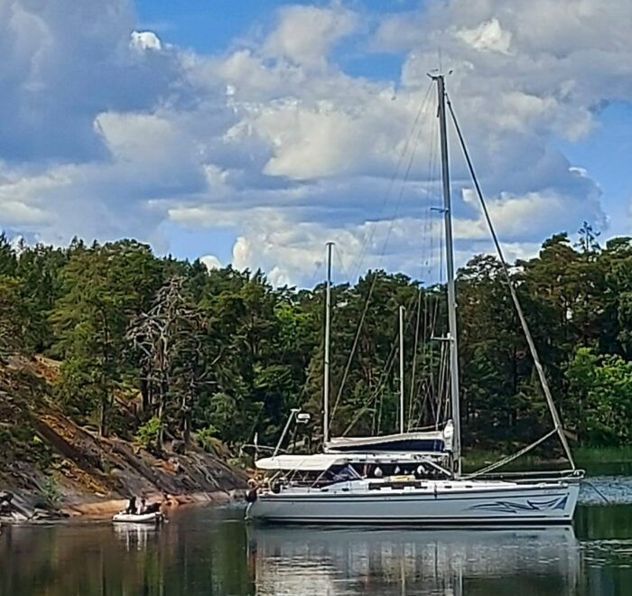Ankerplatz am Felsen. Schärengarten Schweden. Segeltörn Ostsee.